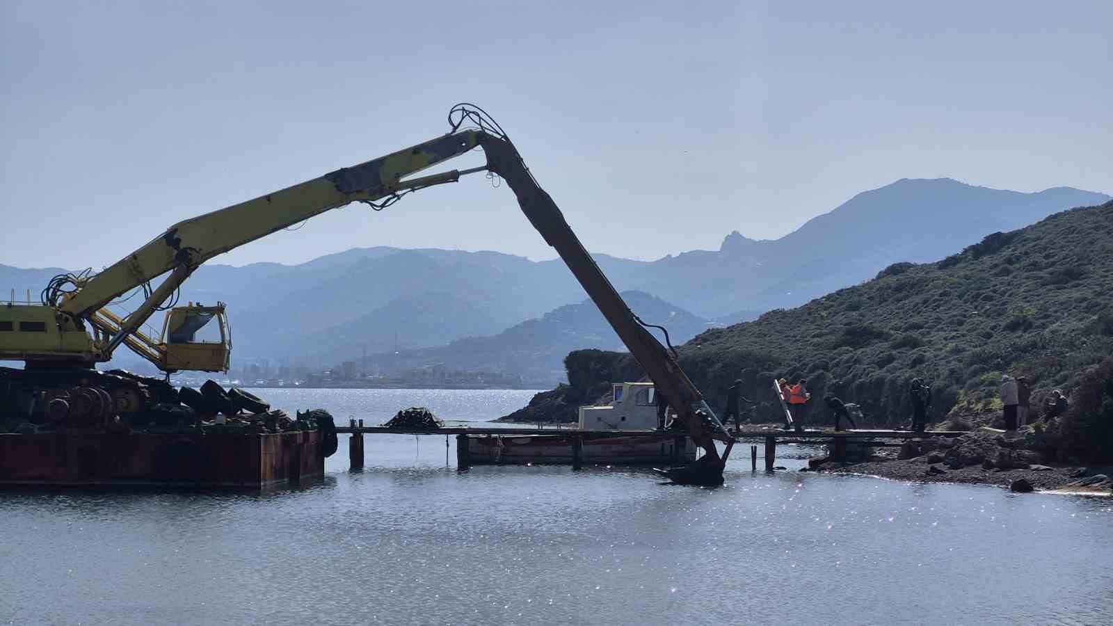 Muğla’nın Bodrum ilçesinde izinsiz şekilde yapılan kaçak iskelelerin yıkımına başlandı.