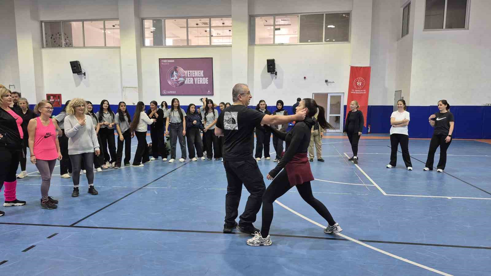 Muğla’nın Bodrum ilçesinde 8 Mart Dünya Kadınlar Günü kapsamında düzenlenen