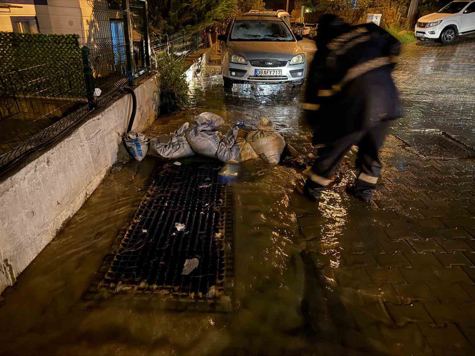 Meteoroloji 4. Bölge Müdürlüğü’nün uyarılarının ardından Bodrum’da etkili olan sağanak,