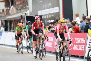 Cumhurbaşkanlığı Türkiye Bisiklet Turu’nda bisikletçiler pedal çevirmeye hazırlanırken, Marmaris’te üç