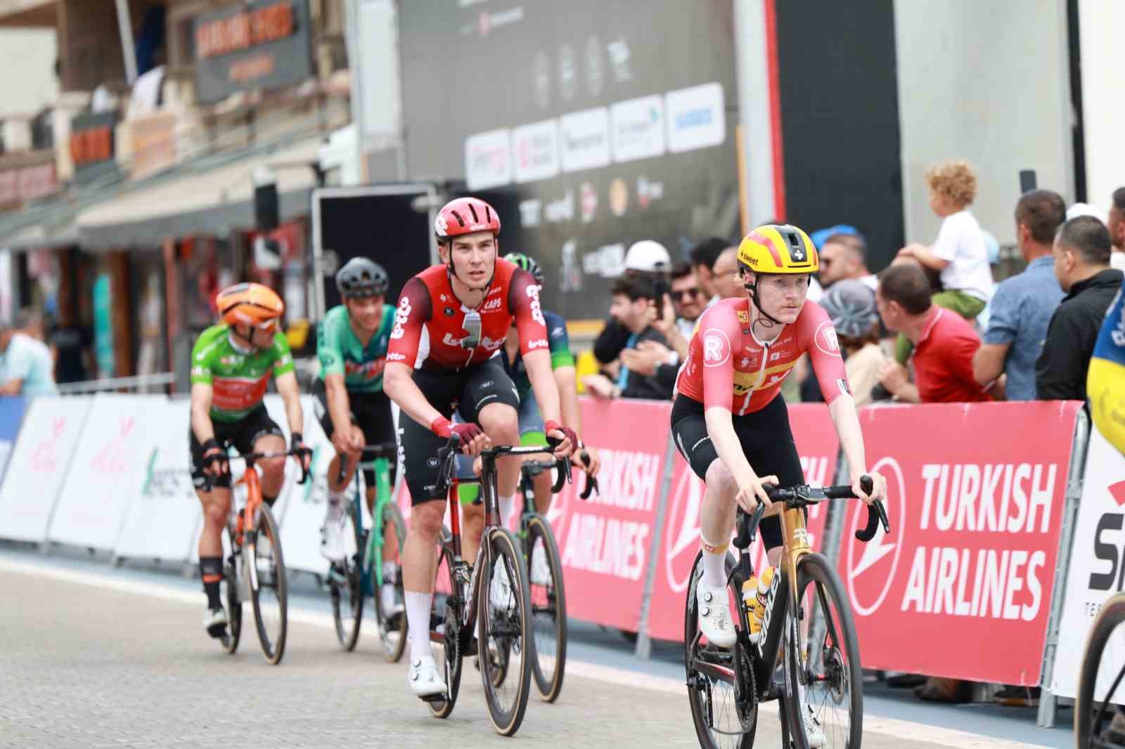 Cumhurbaşkanlığı Türkiye Bisiklet Turu’nda bisikletçiler pedal çevirmeye hazırlanırken, Marmaris’te üç