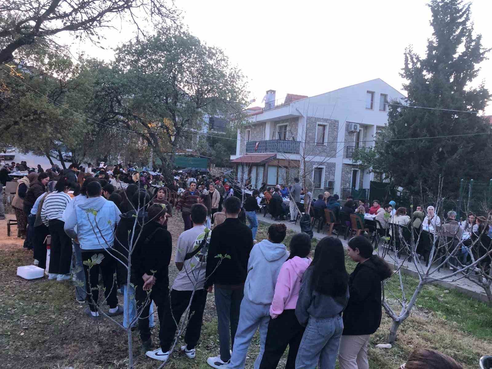 Muğla’nın Datça ilçesinde Anadolu İmam Hatip Lisesi tarafından iftar yemeği