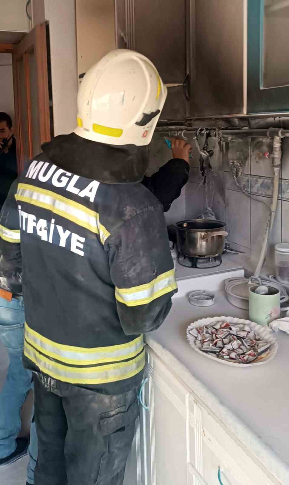 Muğla’nın Menteşe ilçesinde evin mutfağında çıkan yangın ev sahibinin müdahalesi