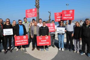 Fethiye’de 8 Mart Dünya Kadınlar Günü kapsamında düzenlenen farkındalık yürüyüşünde