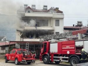 Muğla’nın Fethiye ilçesinde bir evde yangın çıktı. Edinilen bilgilere göre,