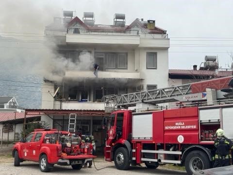 Muğla’nın Fethiye ilçesinde bir evde yangın çıktı. Edinilen bilgilere göre,