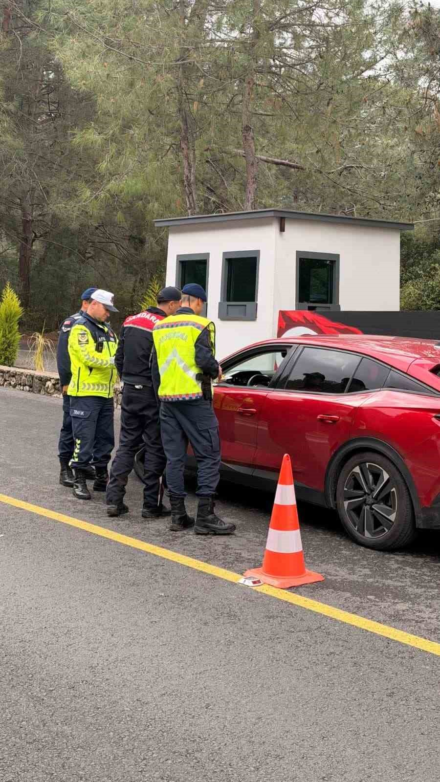Fethiye İlçe Jandarma Komutanlığı ekipleri, bayram süresince trafik denetimlerini sürdürürken