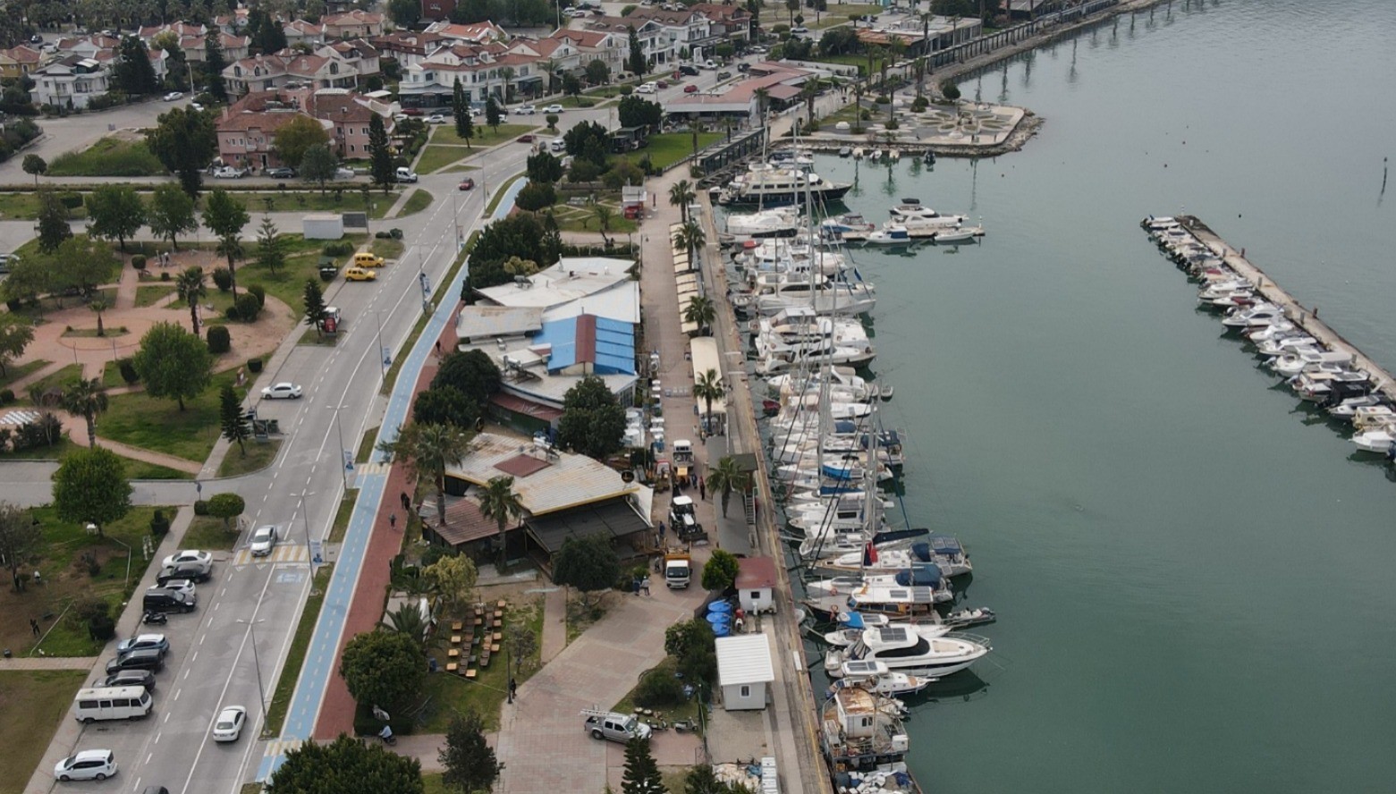 Muğla’nın Fethiye ilçesinde ikinci etap sahil bandında bulunan restoran ve