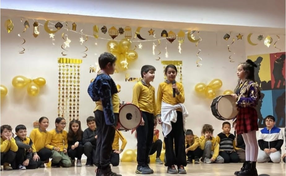Muğla’nın Köyceğiz ilçesi Atatürk İlkokulu’nun düzenlediği programda Ramazan coşkusu dolu