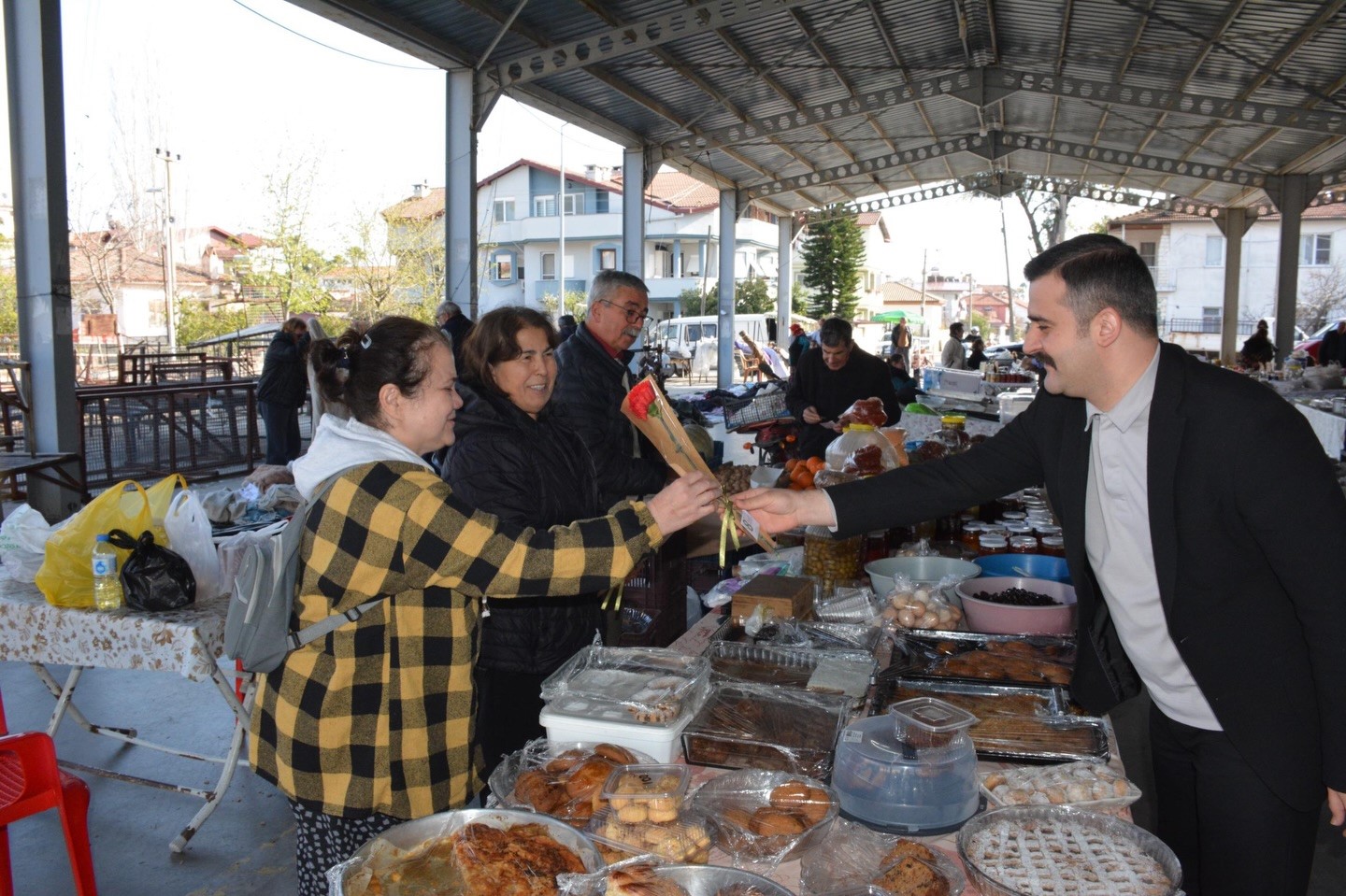 Muğla’nın Köyceğiz ilçesinde Kaymakam Mert Kumcu üretici kadınların 8 Mart