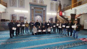Muğla’nın Köyceğiz ilçesi Toparlar Merkez Camiinde Kur’an eğitimi alan kursiyerlere