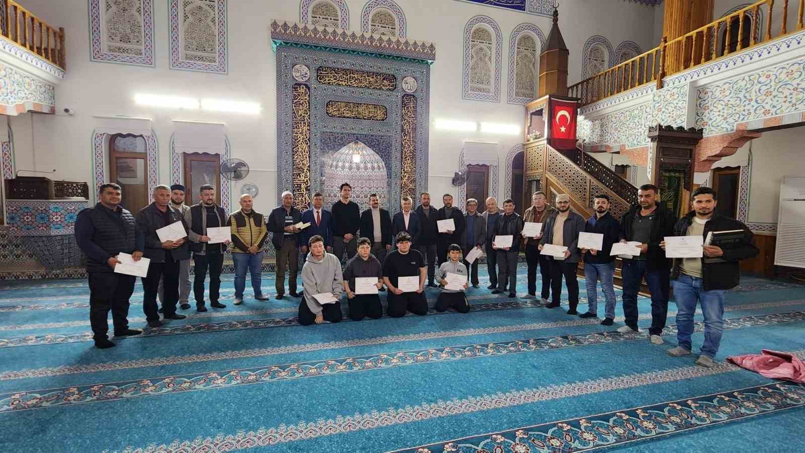 Muğla’nın Köyceğiz ilçesi Toparlar Merkez Camiinde Kur’an eğitimi alan kursiyerlere