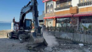 Muğla’nın Bodrum ilçesinde Kumbahçe sahilinde, kamusal alanlardaki işgallerin kaldırılması için