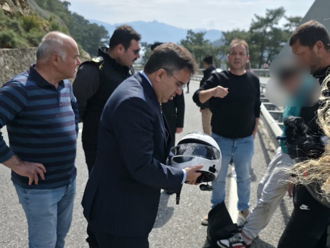Marmaris-Muğla yolu üzerindeki virajlarda seyreden motosiklet sürücüsü önündeki araca çarparak