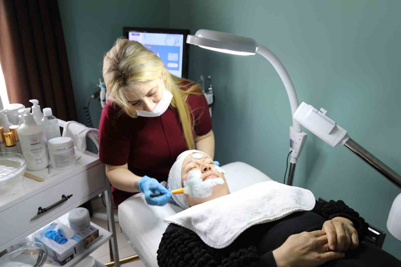 Marmaris Belediye’sinde Temizlik ve Park Bahçeler birimlerinde çalışan kadın saha