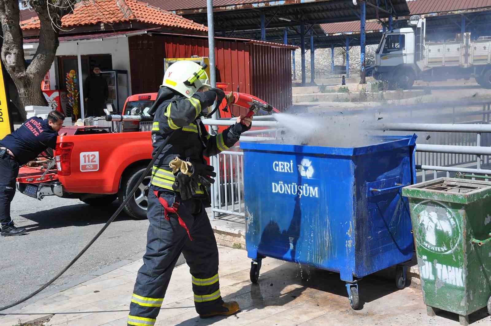 Muğla’nın Menteşe ilçesine bağlı Karamehmet Mahallesi’nde çıkan çöp konteyneri yangını
