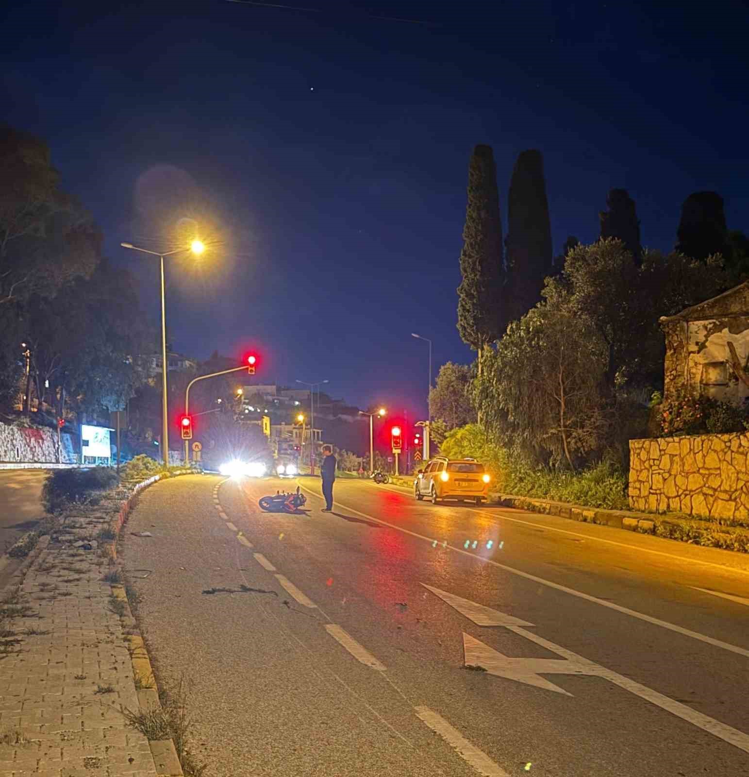 Muğla’nın Bodrum ilçesinde bariyere çarpan motosikletin sürücüsü, kaldırıldığı hastanede yaşamını