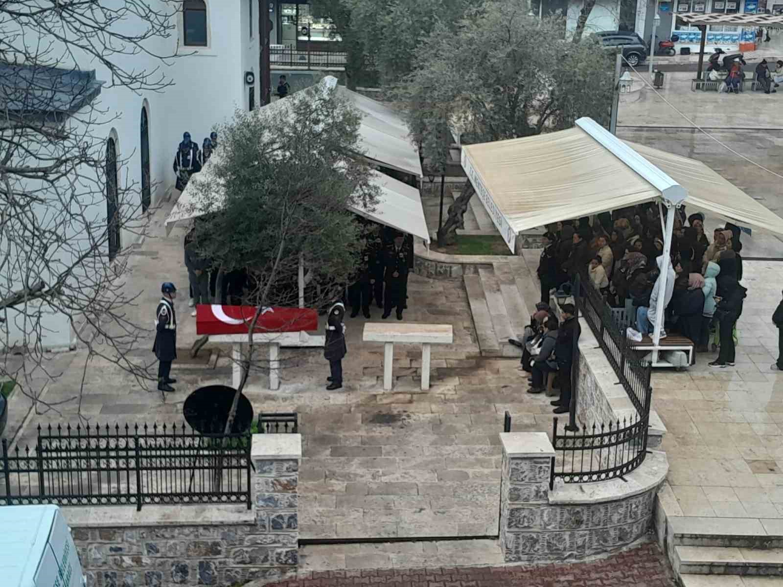 Muğla’da hayatını kaybeden emekli Jandarma Albay Ertuğrul Köroğlu, Türk bayrağına