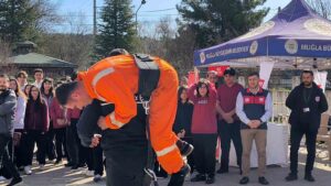 Muğla Güzel Sanatlar Lisesi’nde Deprem Haftası dolayısıyla düzenlenen geniş kapsamlı