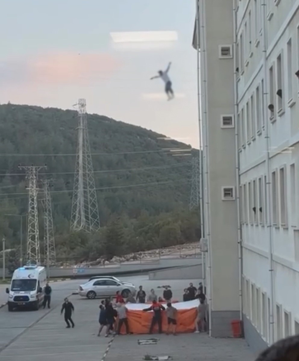 Muğla’nın Menteşe ilçesinde bir öğrenci yurdunda cama çıkan genç, ekiplerin