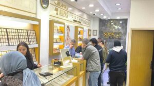 Altın fiyatlarındaki düşüşün ardından Muğla’nın Menteşe ilçesinde kuyumcularda yoğunluk yaşandı.