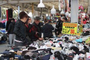 Muğlaspor yararına düzenlenen panayıra, vatandaşlardan yoğun ilgi görüyor. Muğlalı esnafların