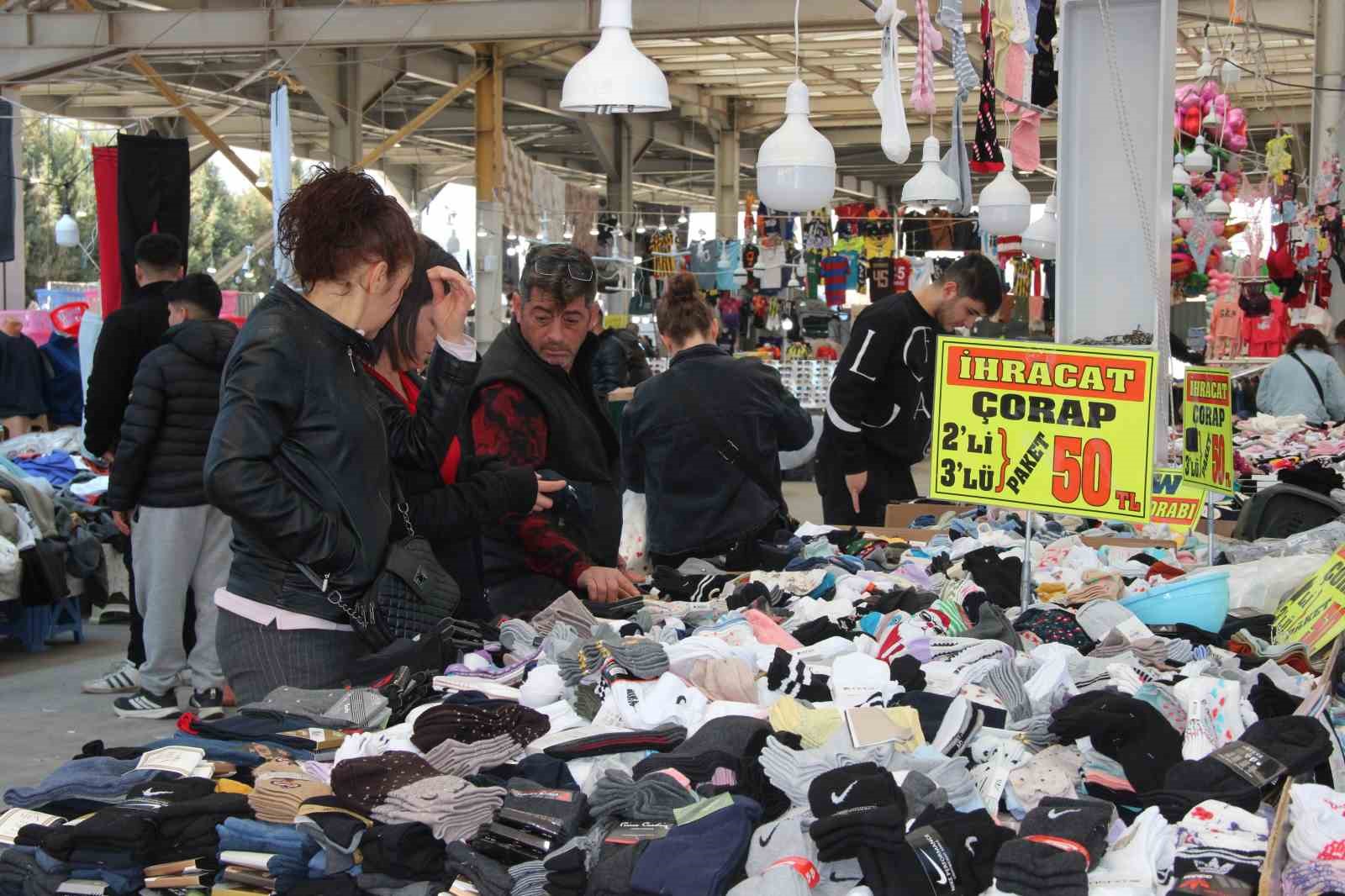 Muğlaspor yararına düzenlenen panayıra, vatandaşlardan yoğun ilgi görüyor. Muğlalı esnafların