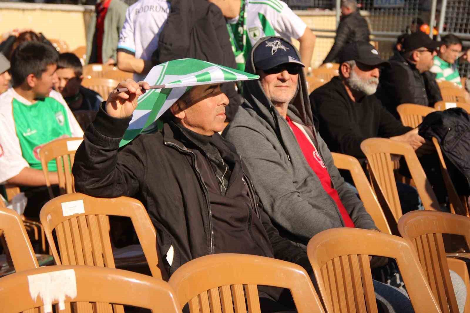 Seyircisiz oynama cezası nedeniyle Muğlaspor-Adana 01 FK karşılaşmasına taraftar alınmazken,