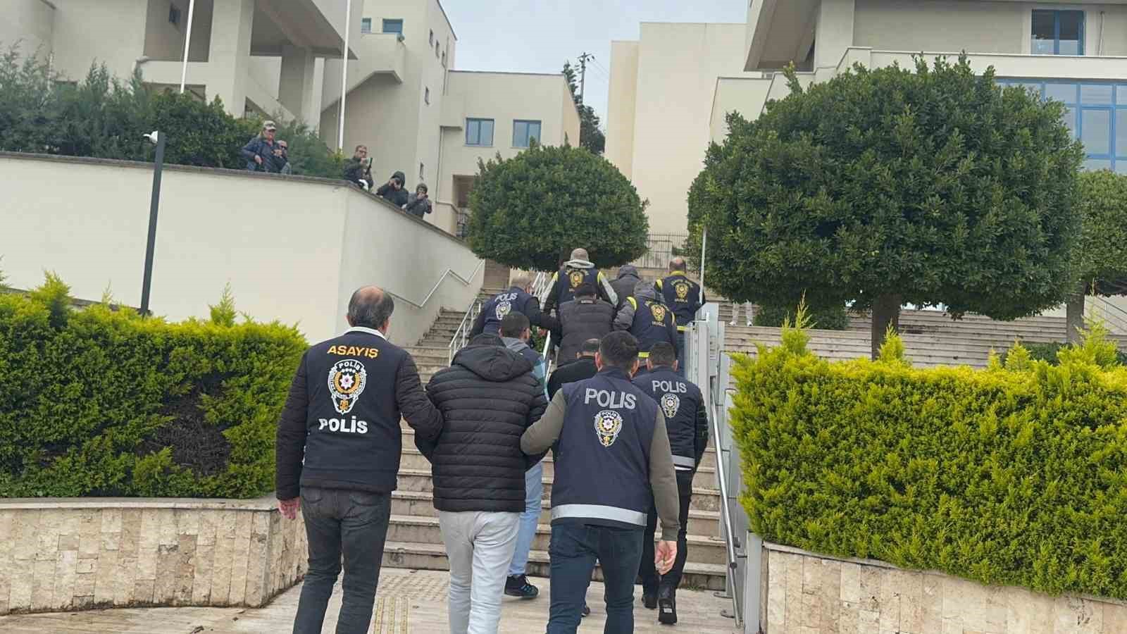 Muğla’nın Marmaris ilçesinde yabancı turistleri hedef alan dolandırıcılık olayında yakalanan