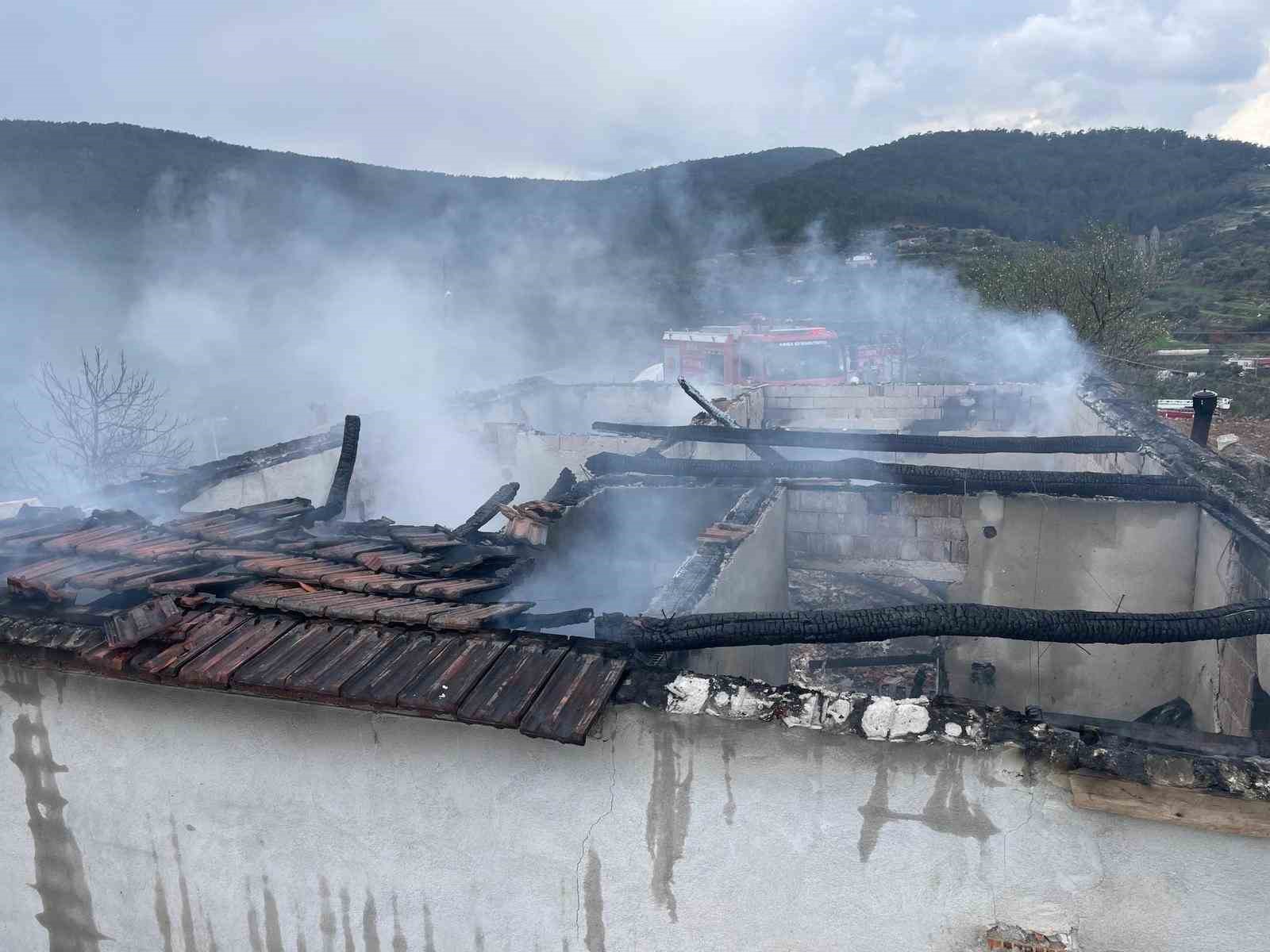 Muğla’nın Yatağan ilçesindeki yangında bir ev küle döndü. Yangın Bencik