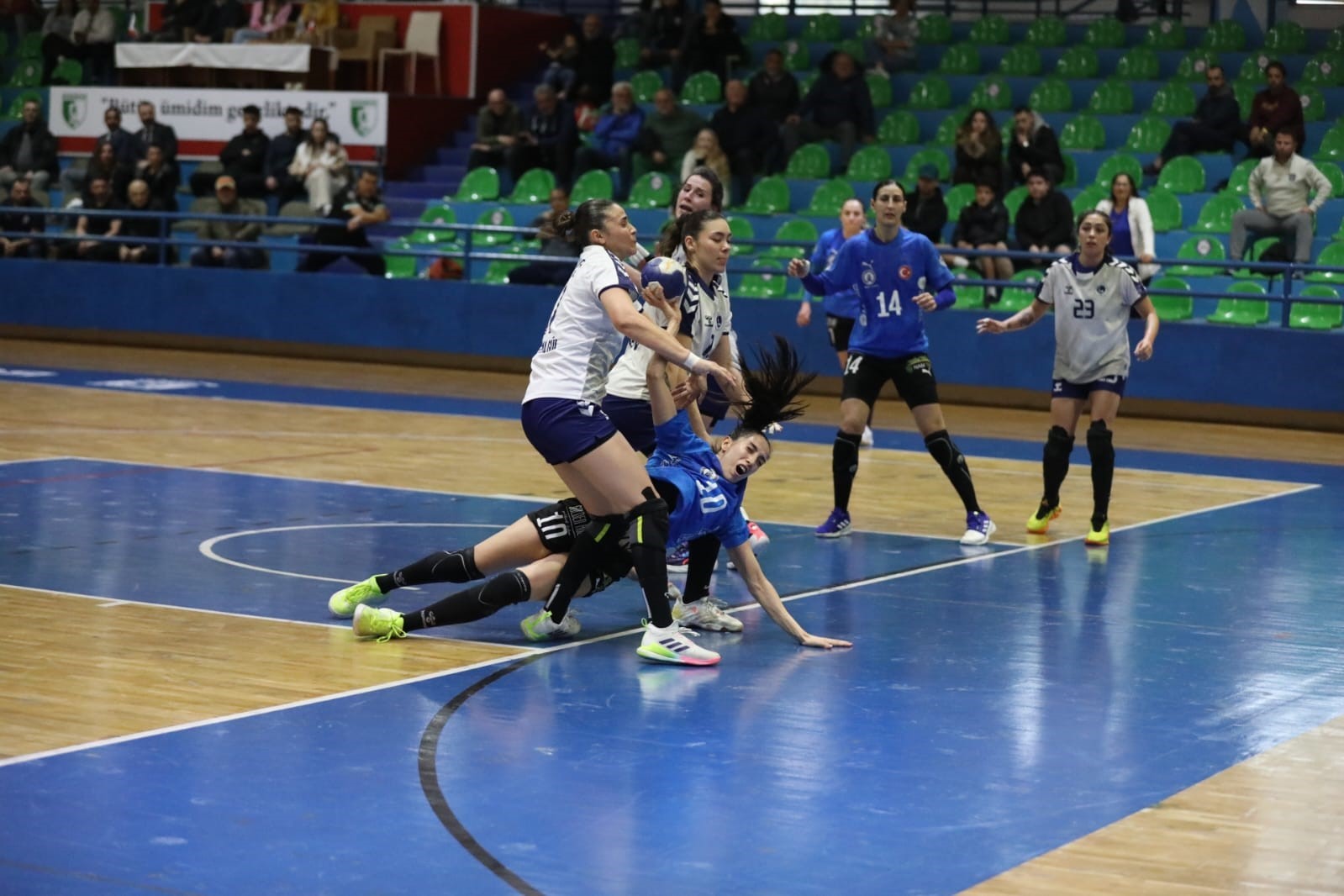 Armada Praxis Yalıkavak Spor Kulübü, İstanbul’da oynanan karşılaşmada Üsküdar Belediyesi