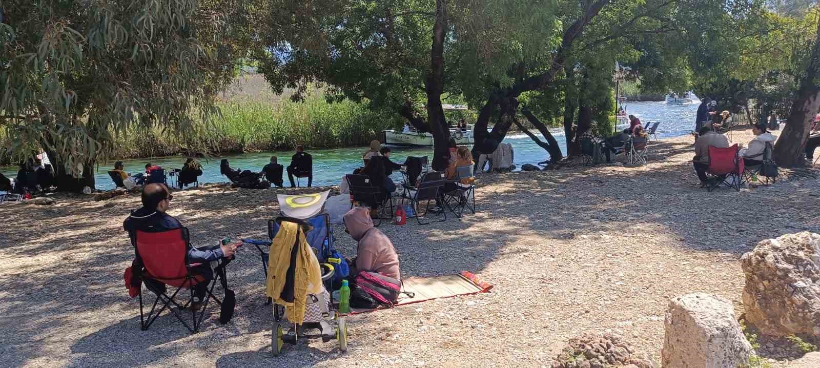 Muğla’nın Akyaka Mahallesi’nde yer alan Azmak Nehri, bahar aylarının gelmesiyle