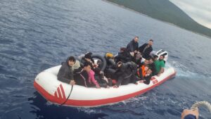 Muğla’nın Bodrum ilçesi açıklarında, Sahil Güvenlik ekiplerince durdurulan lastik bottaki