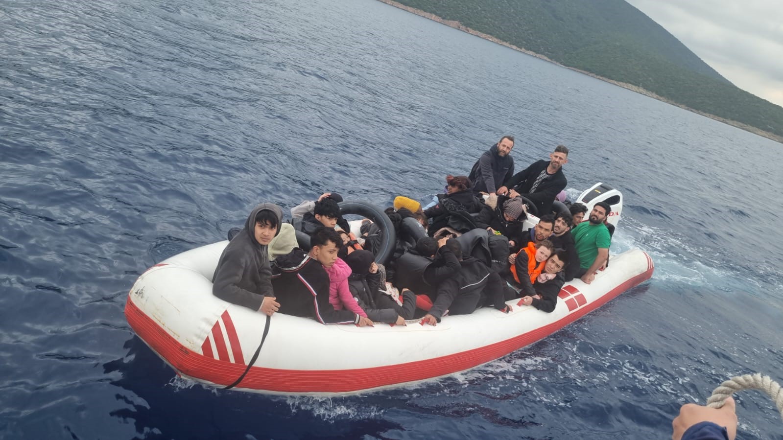 Muğla’nın Bodrum ilçesi açıklarında, Sahil Güvenlik ekiplerince durdurulan lastik bottaki
