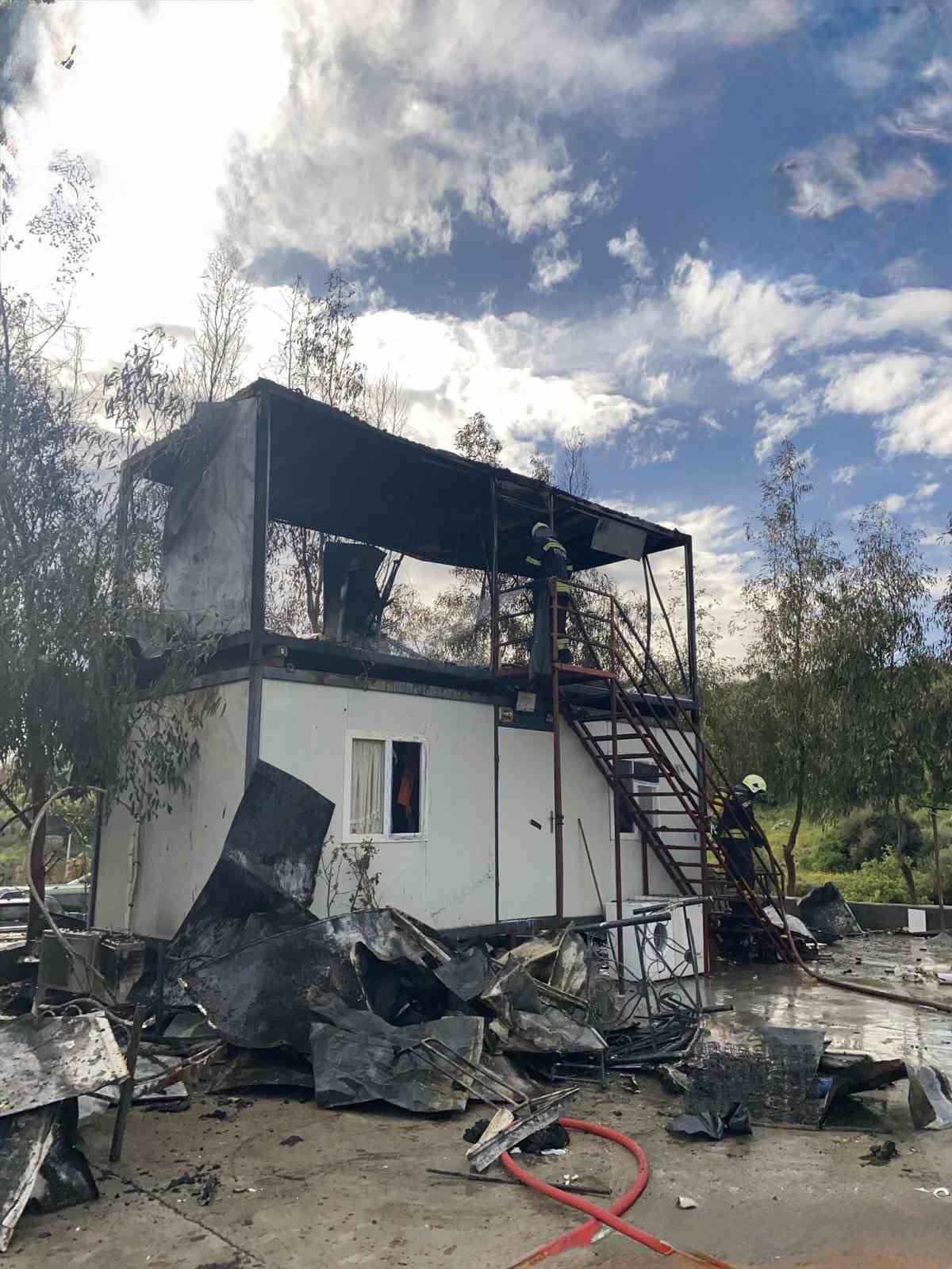 Muğla’nın Bodrum ilçesinde yaşam alanı olarak kullanılan konteynerde yangın çıktı.