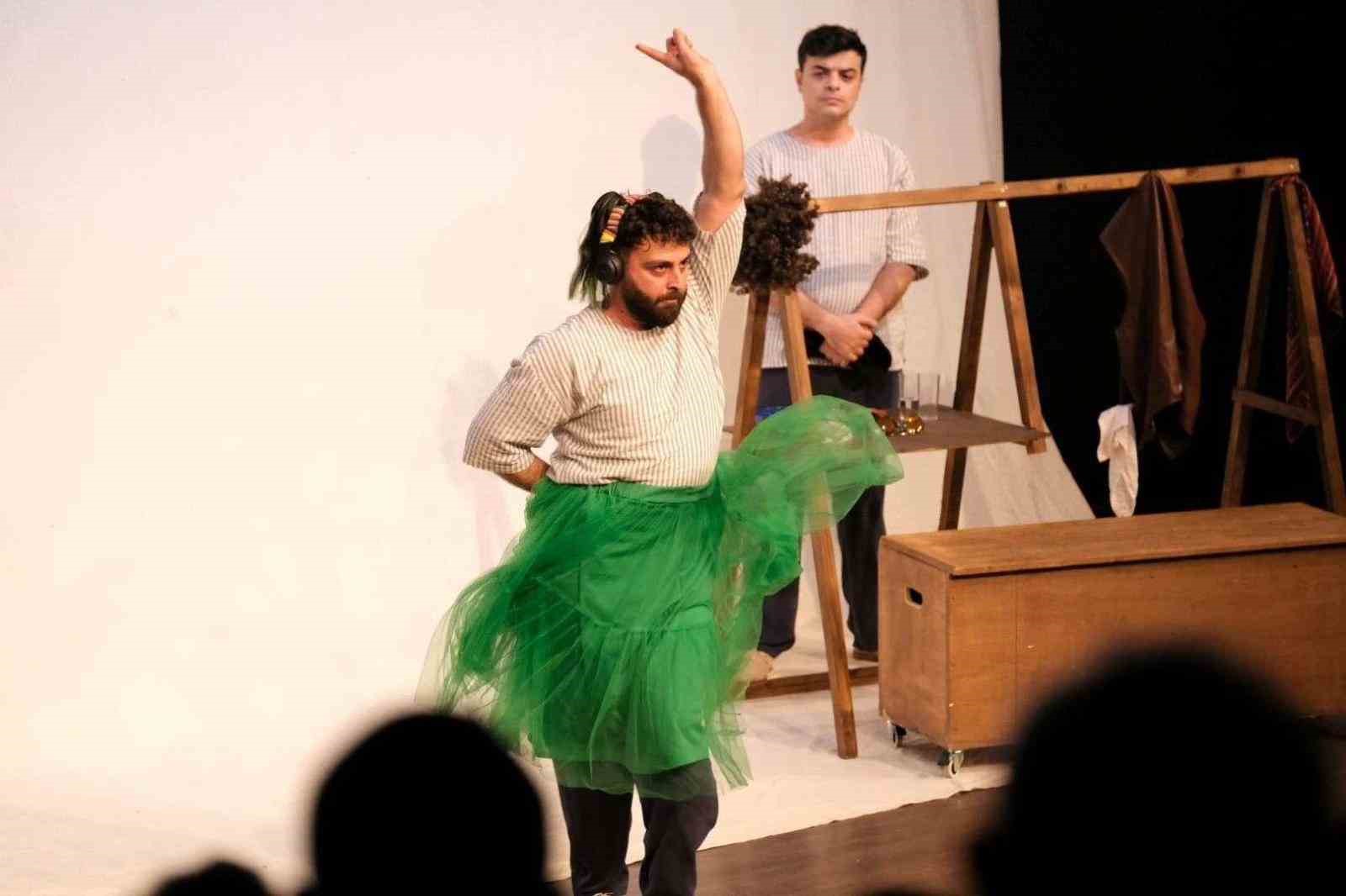 Bodrum Belediyesi Şehir Tiyatrosu sezonu "Cambazın cenazesi" oyunu ile kapatırken,