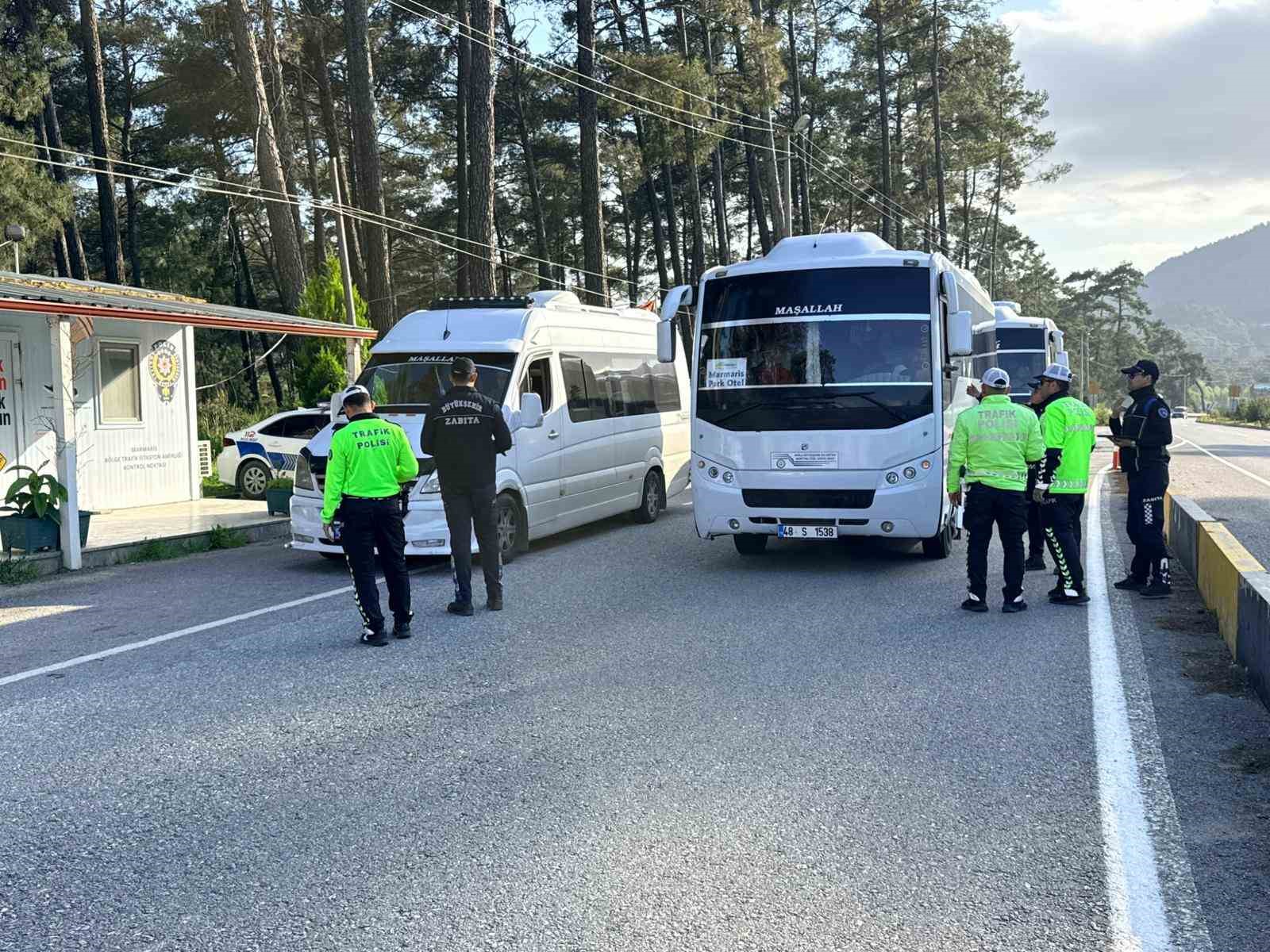 Marmaris İlçe Emniyet Müdürlüğü trafik ekipleri, bölge trafik istasyon amirliği