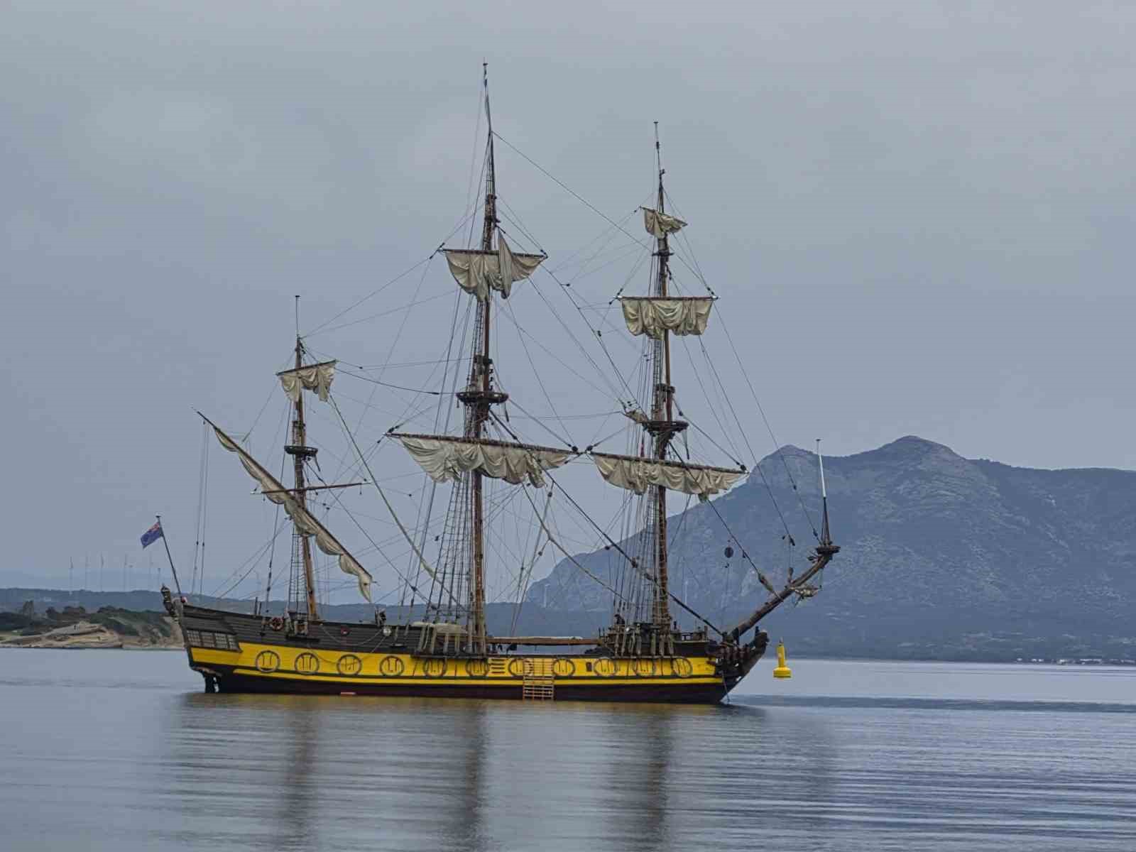 Cook Adaları bayraklı ’TS SHTANDART’ isimli yelkenli, çoğunluğu Rusya uyruklu