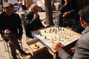 Dijital çağın hızına rağmen Muğla’nın Menteşe ilçesinde dama tutkusu sürüyor.