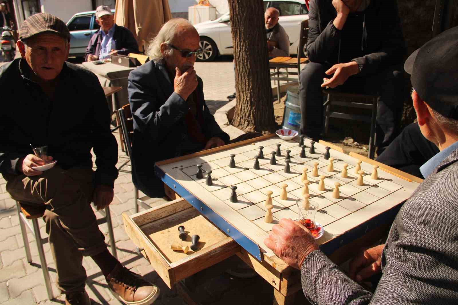 Dijital çağın hızına rağmen Muğla’nın Menteşe ilçesinde dama tutkusu sürüyor.