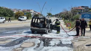 Muğla’ın Datça ilçesinde alevlere teslim olan ticari araç küle döndü.