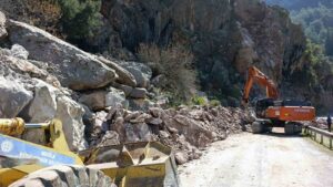 Muğla’nın Fethiye ilçesi Faralya Mahallesi Kabak mevkiinde meydana gelen heyelan