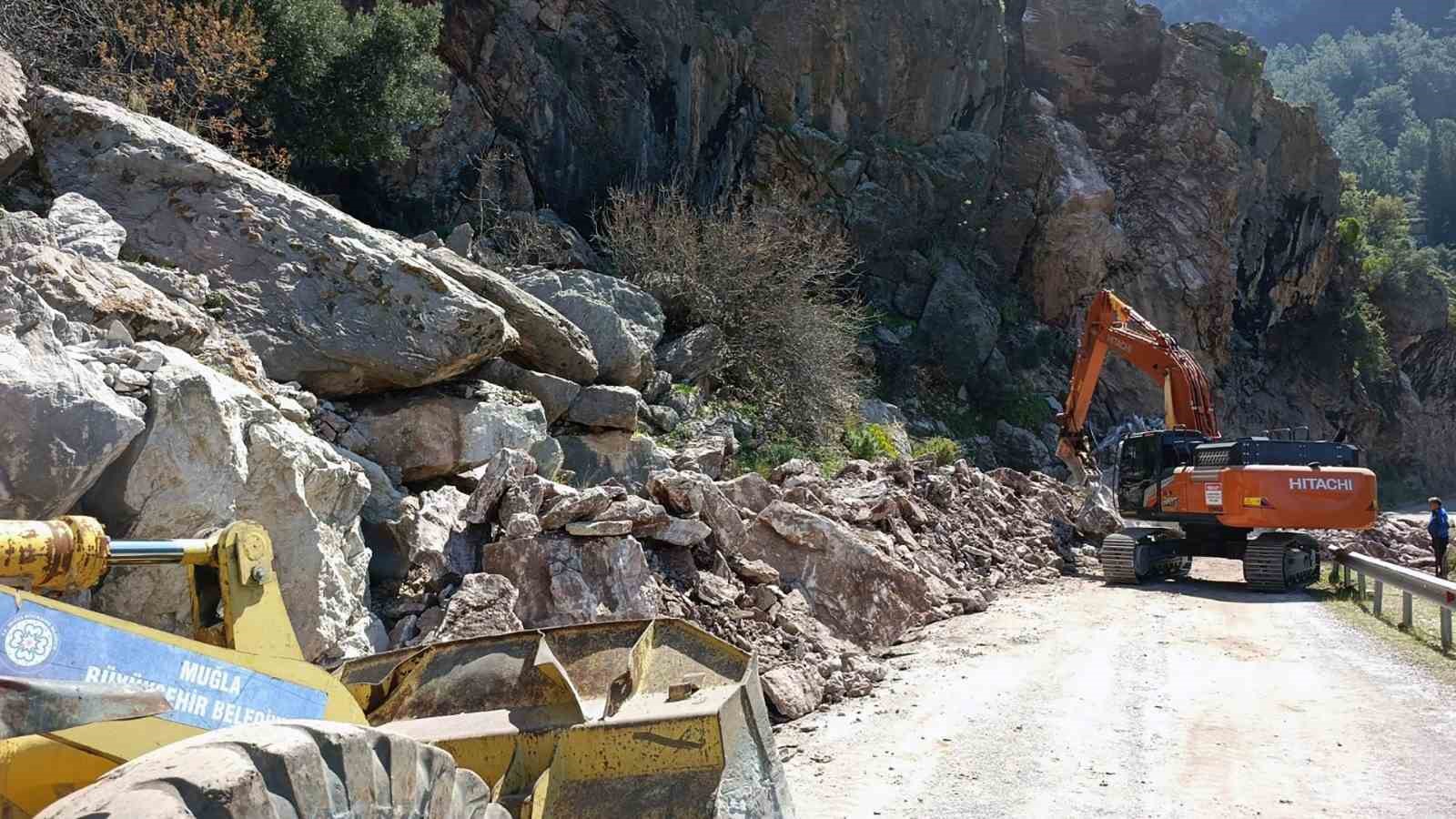 Muğla’nın Fethiye ilçesi Faralya Mahallesi Kabak mevkiinde meydana gelen heyelan