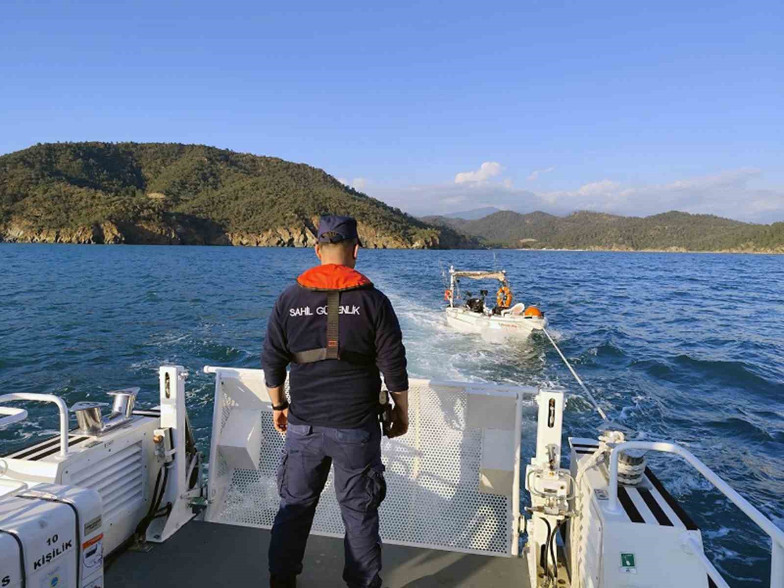 Muğla’nın Fethiye ilçesi açıklarında içerisinde 1 şahıs bulunan fiber teknenin