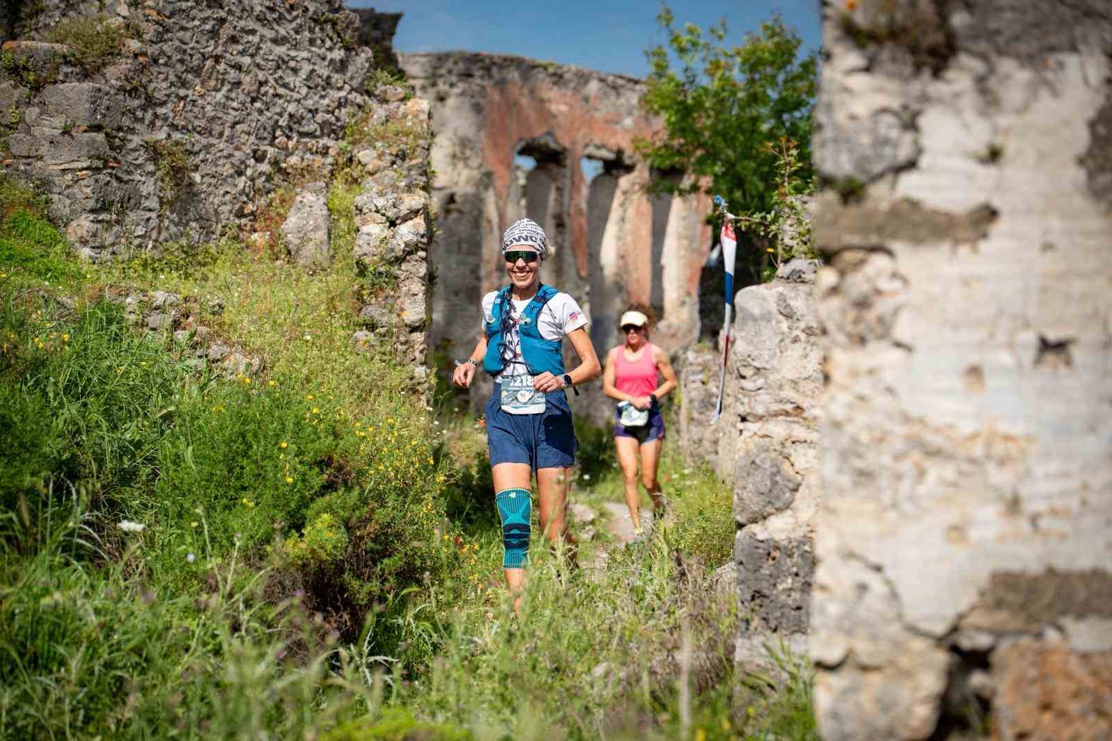 Muğla’nın Fethiye ilçesinde Ölüdeniz’in eşsiz doğasında gerçekleştirilen Babadağ Ultra Maratonu
