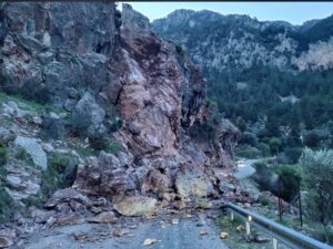 Muğla’nın Fethiye ilçesi Faralya Mahallesi’nde gece saatlerinde meydana gelen kaya