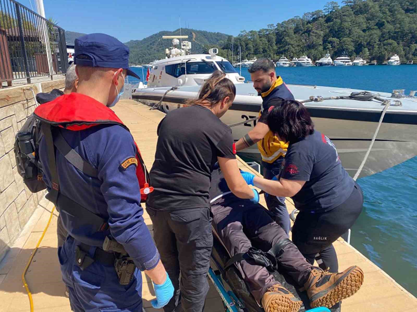 Muğla’nın Fethiye ilçesi Atbükü kodyunda rahatsızlanan vatandaş Sahil Güvenlik ekipleri