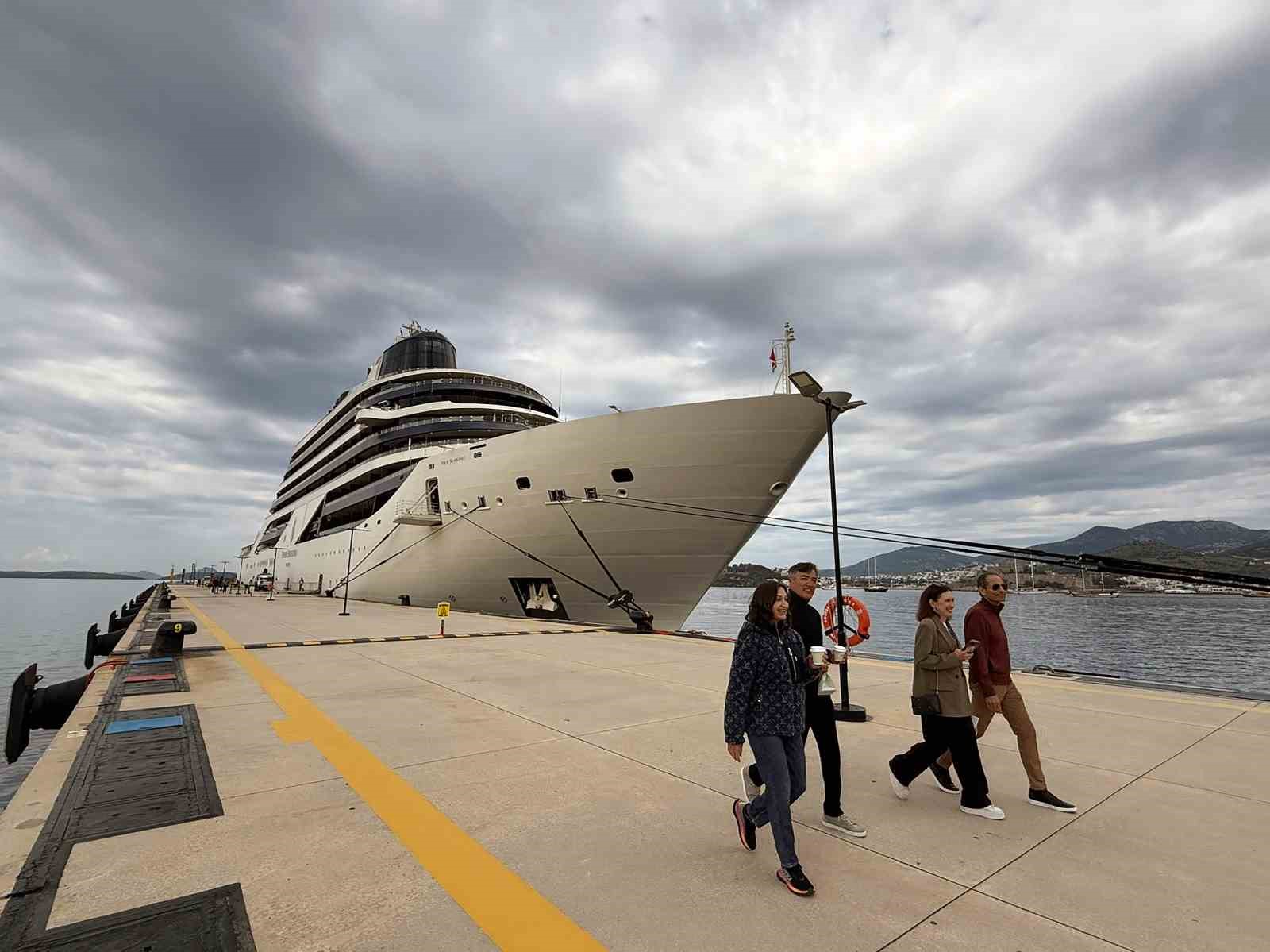 Bodrum Lüks kruvaziyer gemisi Four Seasons 1’i ağırladı. Malta bayraklı