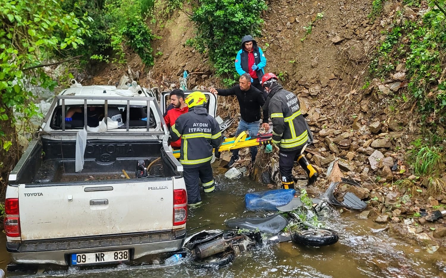 Aydın’ın Nazilli ilçesinde kontrolden çıkan kamyonet, 10 metre yükseklikten dere
