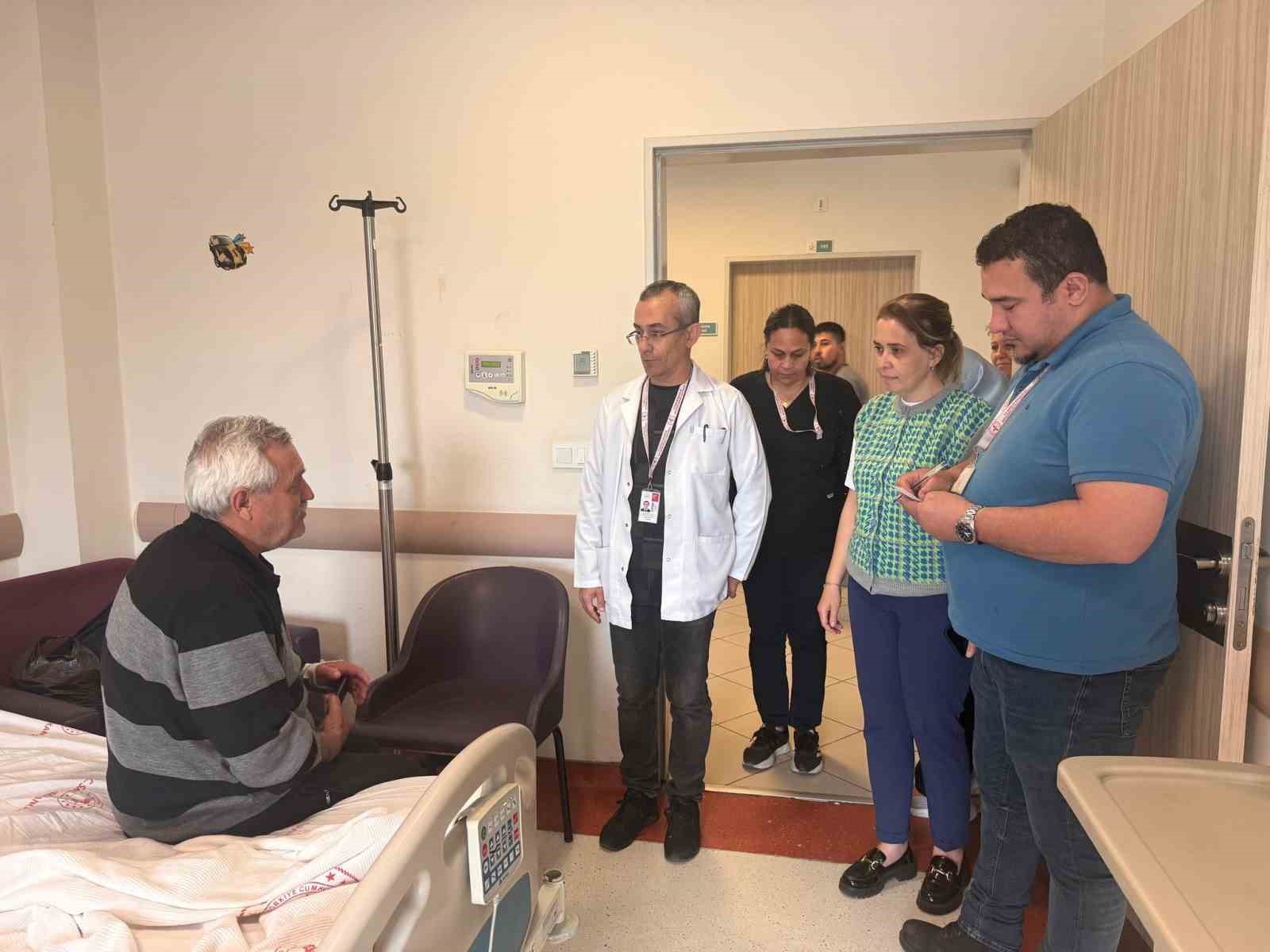 Muğla’nın Köyceğiz ilçesinde Devlet Hastanesinde yatan hastaların durumlarını yerinde takip